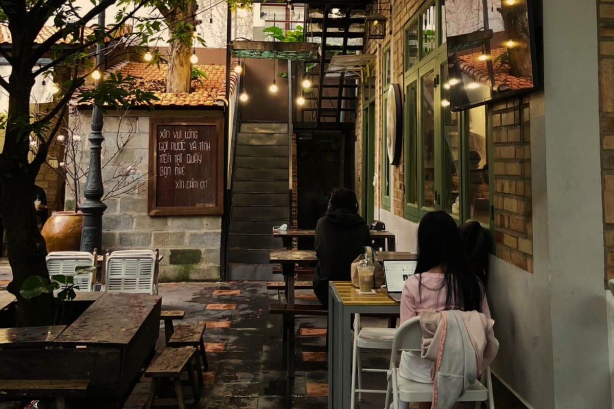 Bamos Coffee sở hữu không gian mở rộng rãi, kết hợp giữa phong cách công nghiệp và sân vườn thoáng mát 